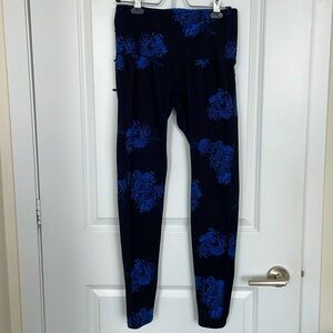 RYU dark blue athletic leggings with blue rose print on front and back Size M.